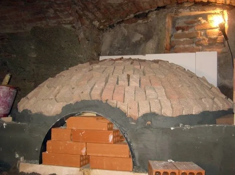Cupola di un forno a legna in costruzione