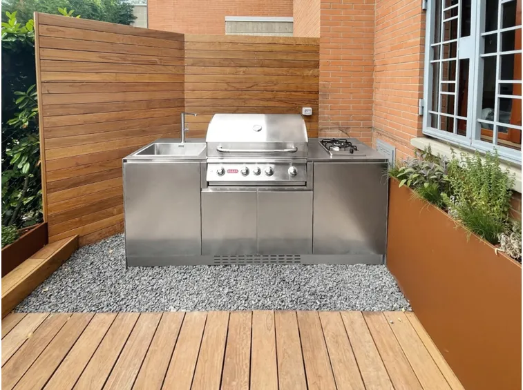 Protezione contro la ruggine e cura delle superfici (foto Barbecue OF Outdoor kitchens Via Nolfi Acciaio inox naturale 01)