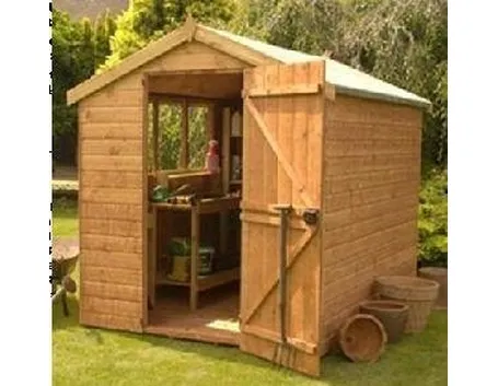 casetta di legno in giardino