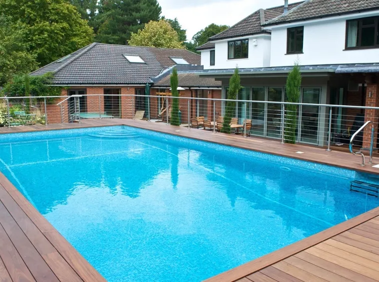 Pavimentazione in legno per piscine