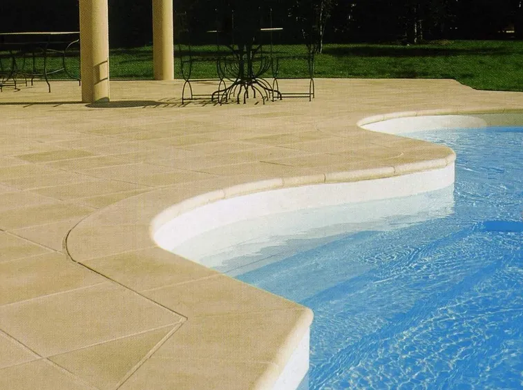 Una piscina che ha un ottimo coordinamento con la casa