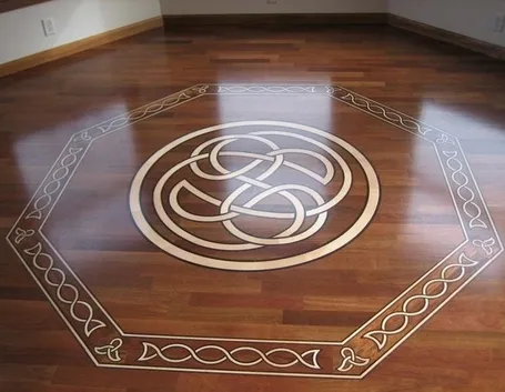 Pavimento in legno con decorazioni