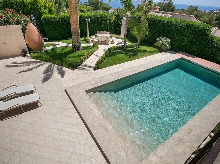 Pavimento bordo piscina