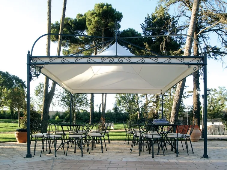Pensiline per arredare il giardino.