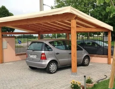 Un esempio di tettoia per auto con un telone come copertura