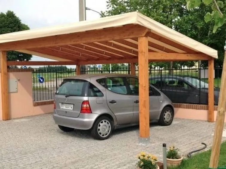 Un esempio di tettoia per auto con un telone come copertura
