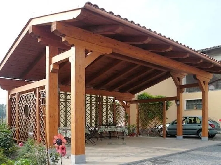 Un esempio di tettoia in legno per auto a casetta