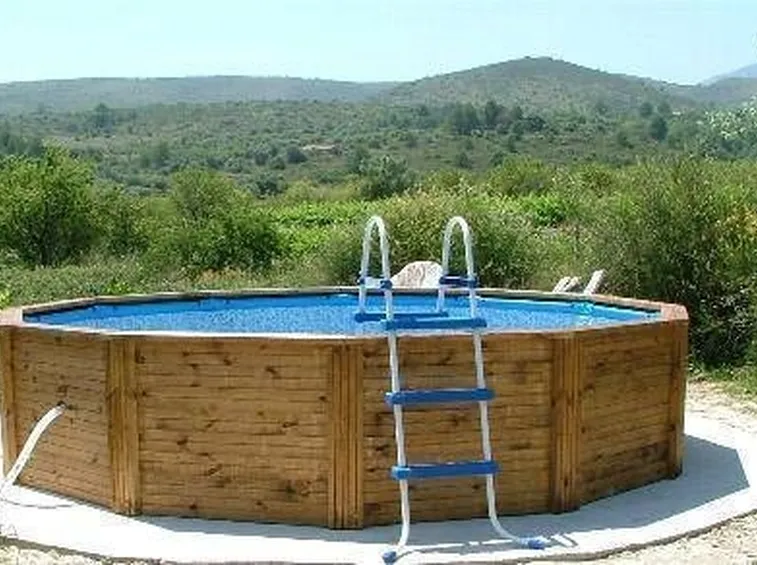 piscina rivestita in legno