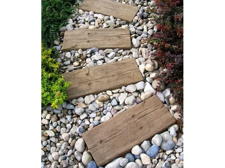 Vialetto con assi di legno