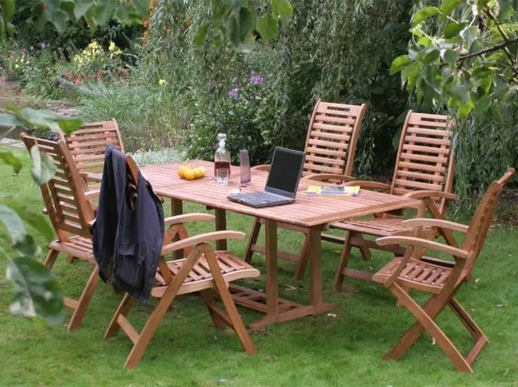 tavolo in legno da giardino