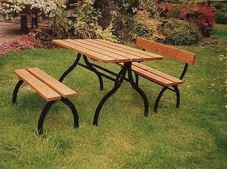 I TAVOLI IN LEGNO