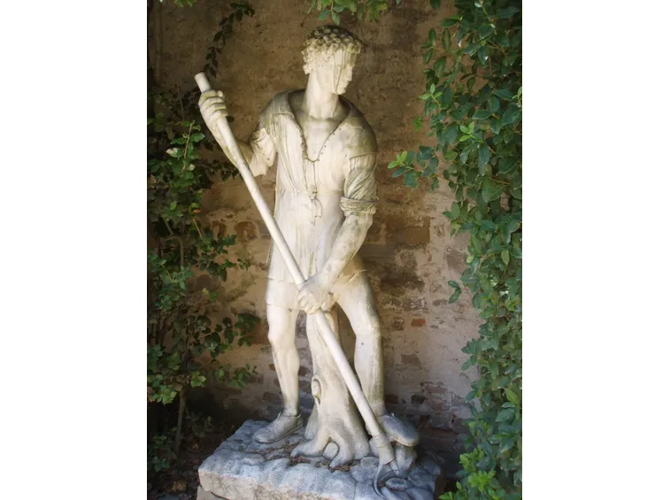 Una scultura raaffigurante un uomo con una vanga