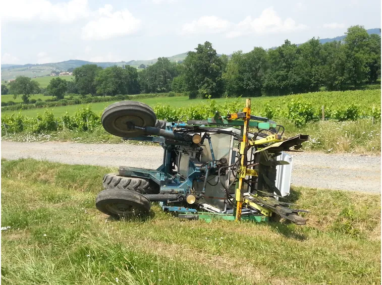 Ribaltamento di un trattore scavallatore