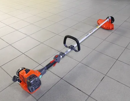 Un decespugliatore smontato con gli accessori principali