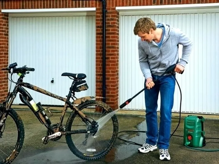 Una idropulitrice Bosch è ideale per pulire la bici o l'auto