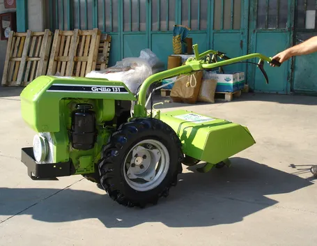 Un motocoltivatore Grillo al lavoro