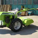 Un motocoltivatore Grillo al lavoro