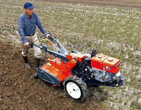 Motocoltivatore in azione