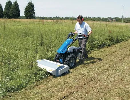 Una trincia per motocoltivatore al lavoro