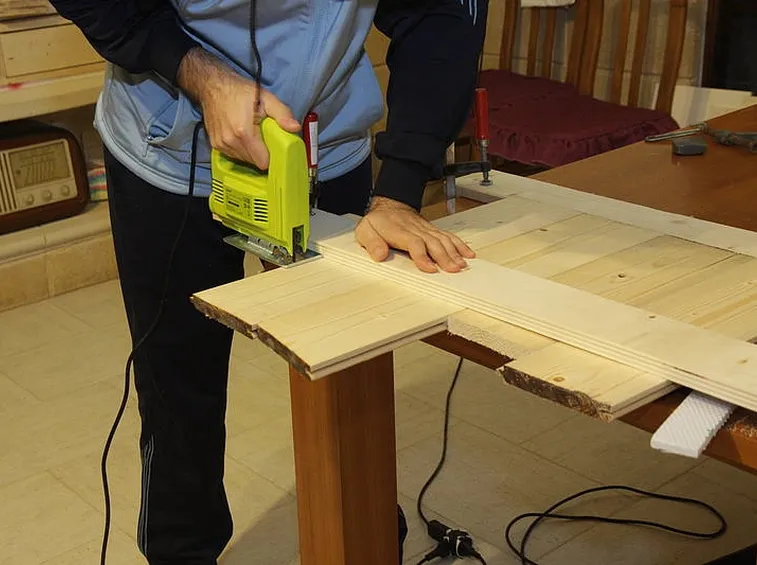 Seghetto alternativo in azione su legno
