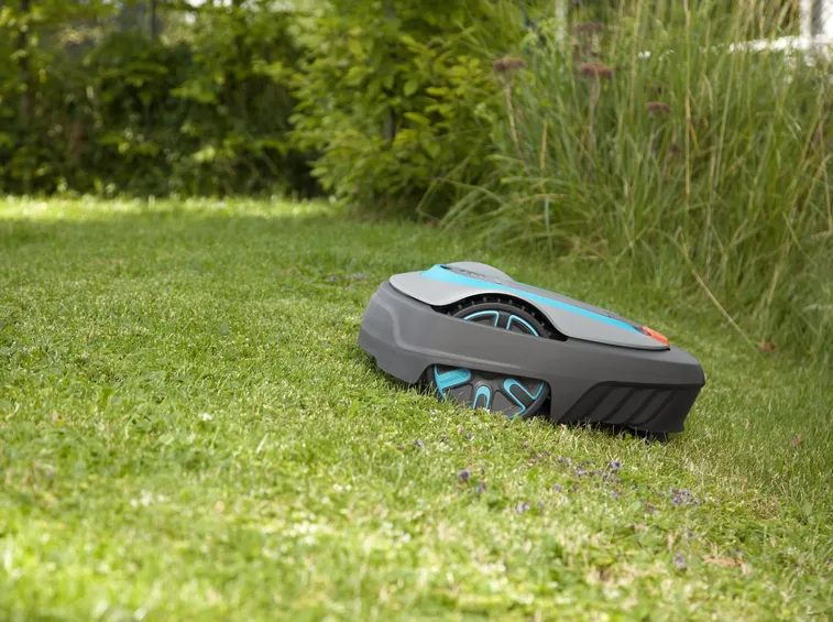 Robot rasaerba in funzione