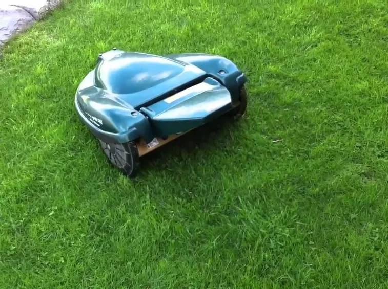 Gli  Automower® gestiscono gli ostacoli