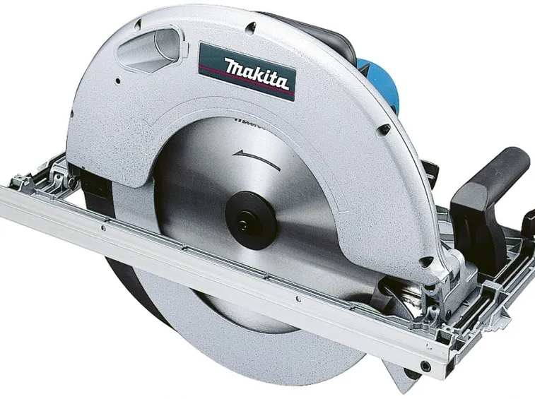 Una sega circolare makita