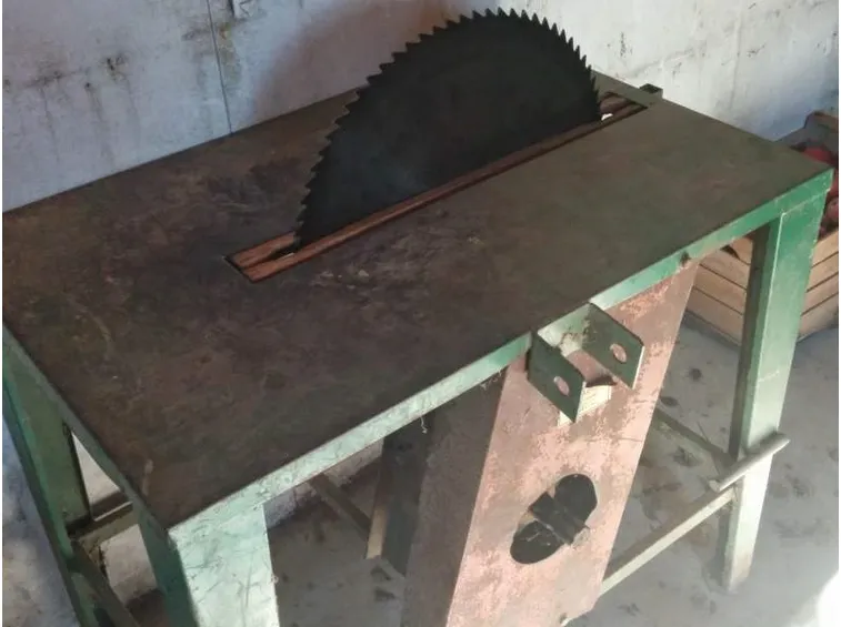 Un banco autocostruito per una sega circolare