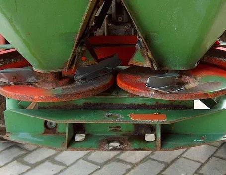 macchina agricola per spargere il concime