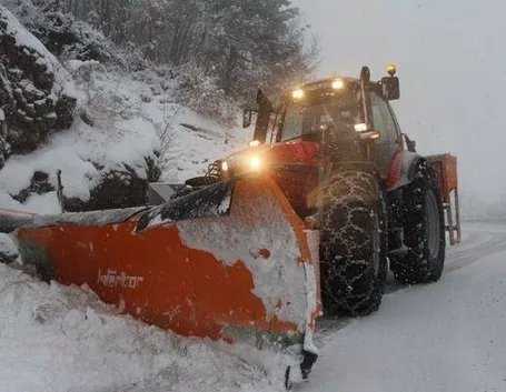 Trattore spazzaneve con spargisale