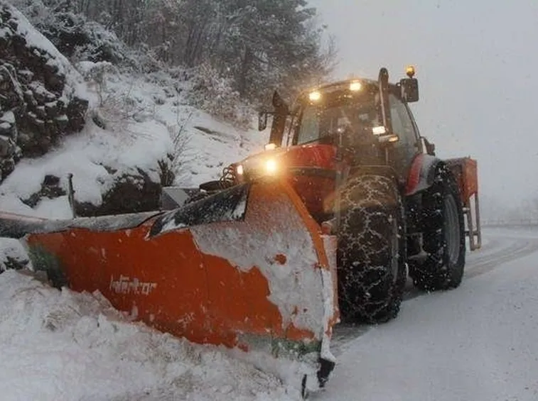 Trattore spazzaneve con spargisale