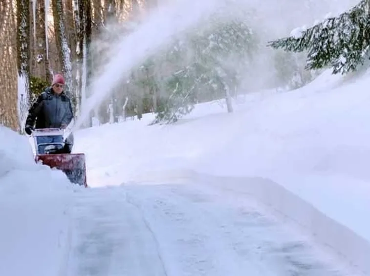 Spazzaneve Husqvarna in azione