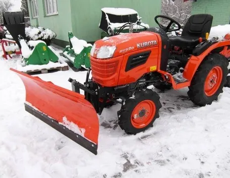 Trattorino con lama spazzaneve