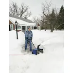 uomo con turbina neve nel cortile