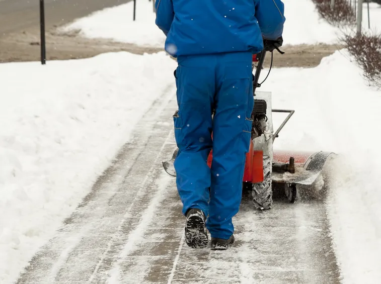 uomo visto da dietro con turbina da neve