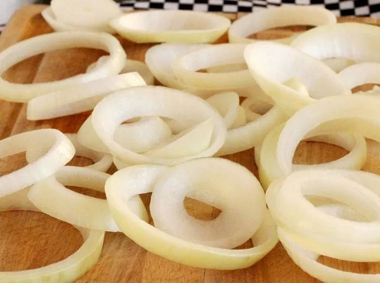 Tagliate finemente le cipolle