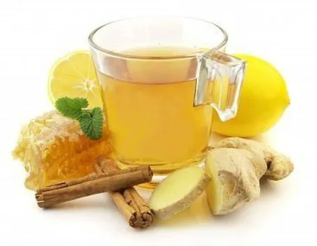 Il decotto di zenzero in tazza, con limone e miele