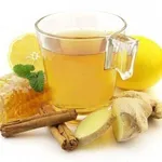Il decotto di zenzero in tazza, con limone e miele