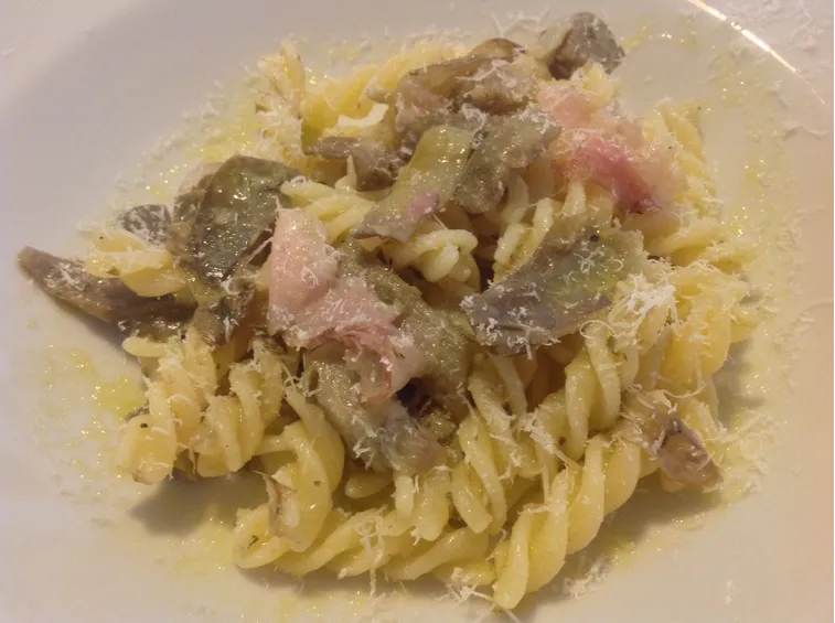 Un piatto di tagliatelle condite con il sugo di maggiolino