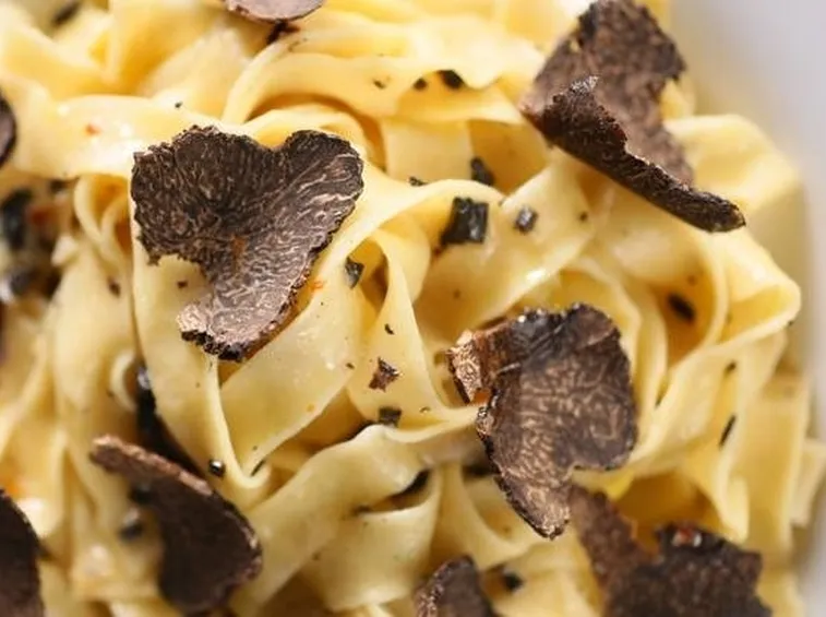 Tagliatelle condite con tartufo scorzone