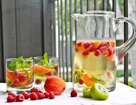 Invitante infuso: fragole, kiwi, pesca e menta