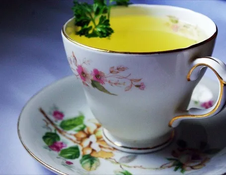 Un infuso drenante a base di prezzemolo