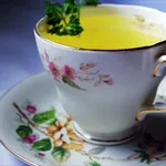 Un infuso drenante a base di prezzemolo