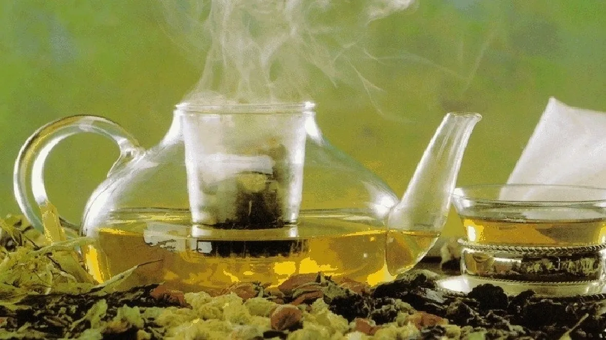 Tisana di salvia e limone digestiva e sgonfiante