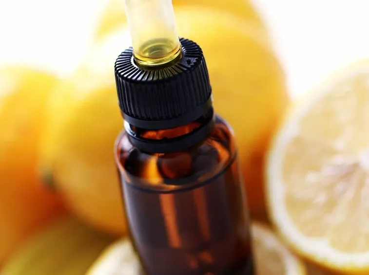 Boccetta con olio essenziale di limone
