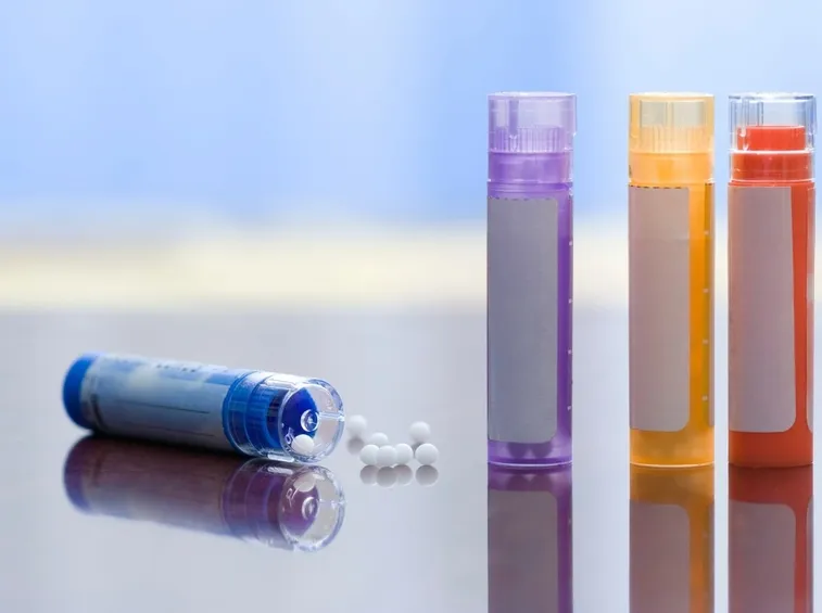 Vari flaconi contenenti rimedi omeopatic in pastiglie