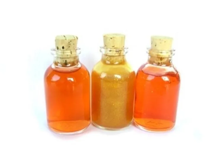 La tintura madre di salvia è un estratto dei fluidi delle foglie di salvia mescolato all'alcol.