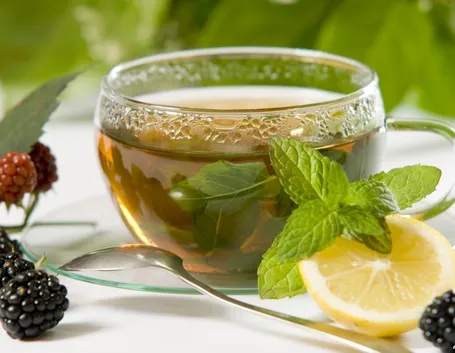 Una tazza calda di tisana depurativa con limone