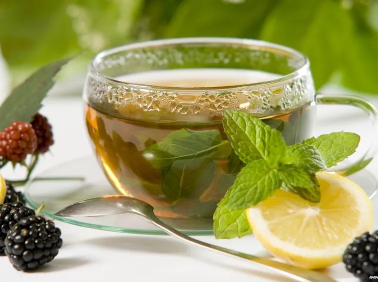 Una tazza calda di tisana depurativa con limone