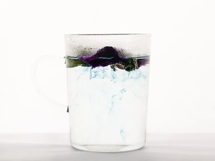 Infusione di fiori in acqua calda
